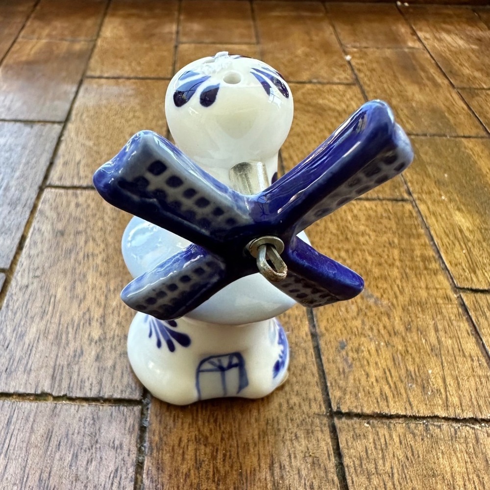 Vintage Delft Blue Ceramic Windmill Salt Shaker Moveable Blades 3‎ Inch  EUC
